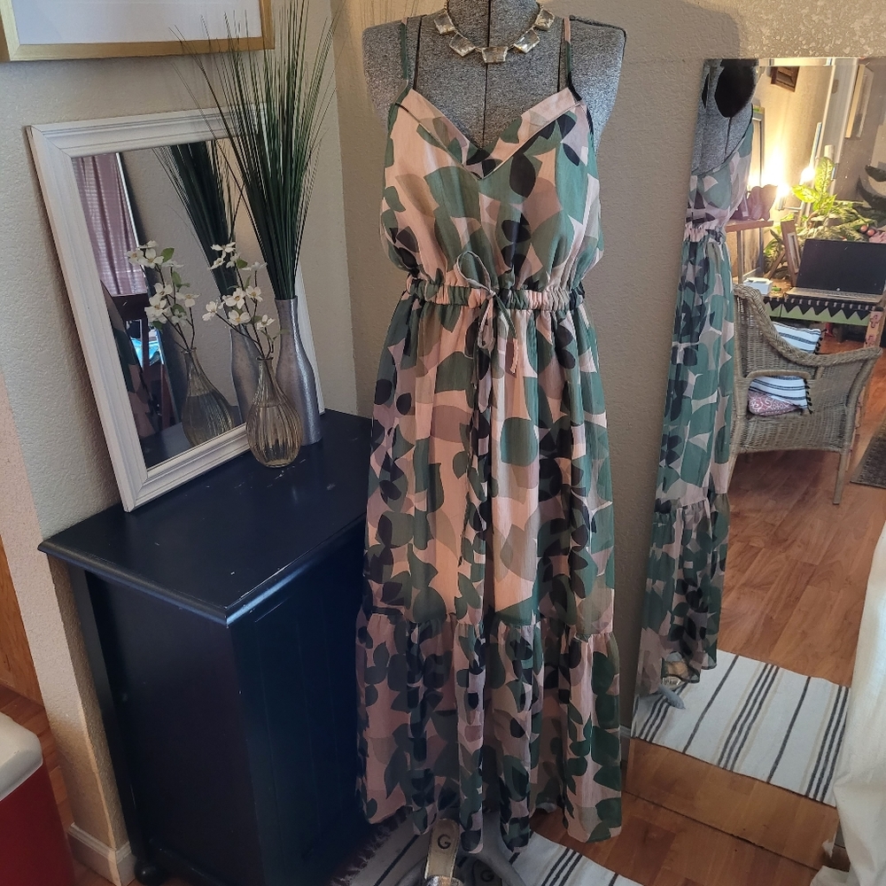 So cute!! Gap strappy floral maxi dress!! Sz. M